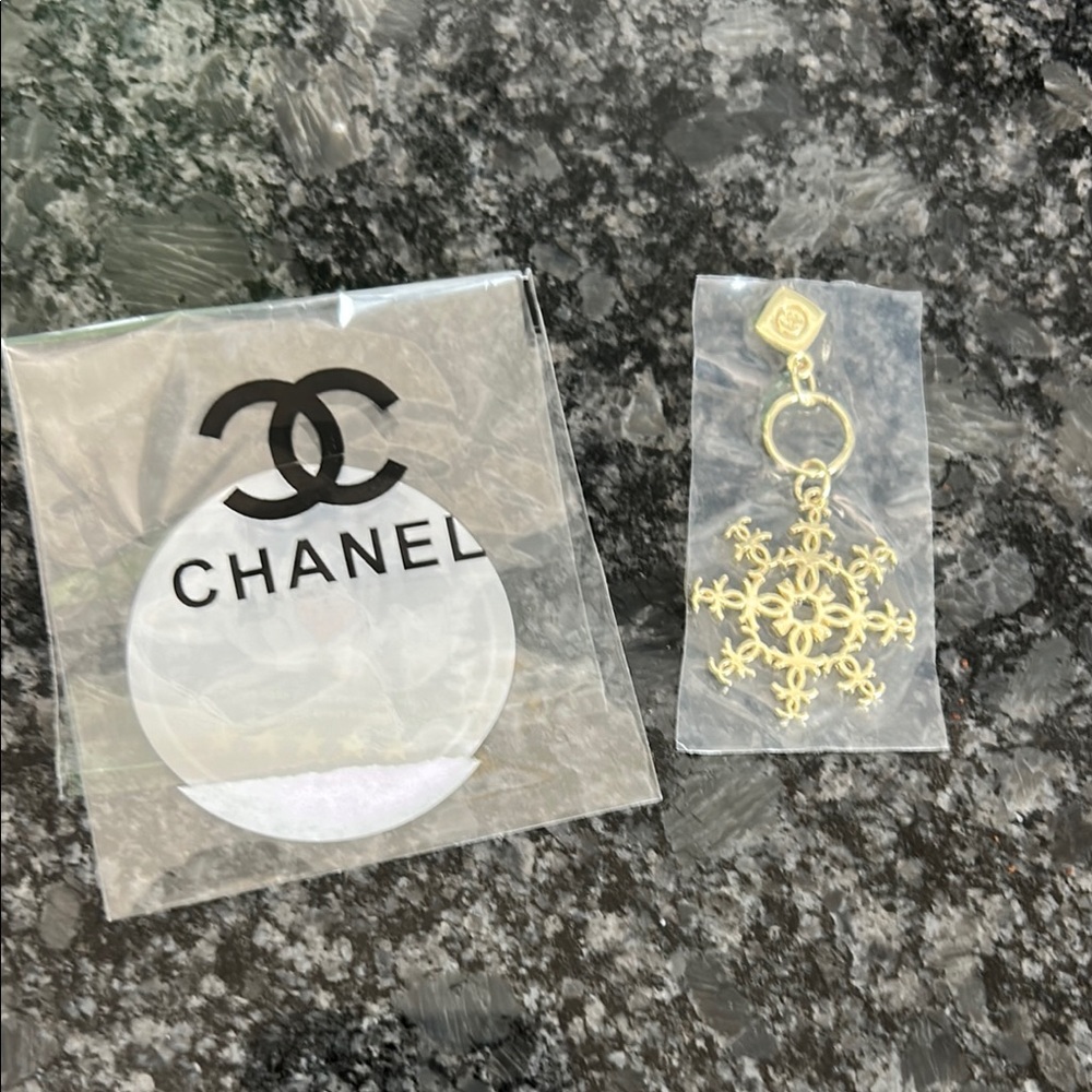 CHANEL Gold Key & Card Holder with Intricate Design - Picture 3 of 3